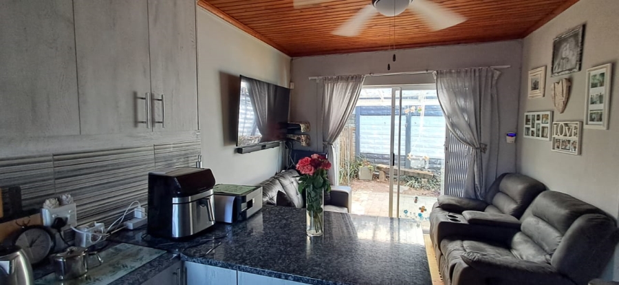 To Let 1 Bedroom Property for Rent in Abbotsford Eastern Cape